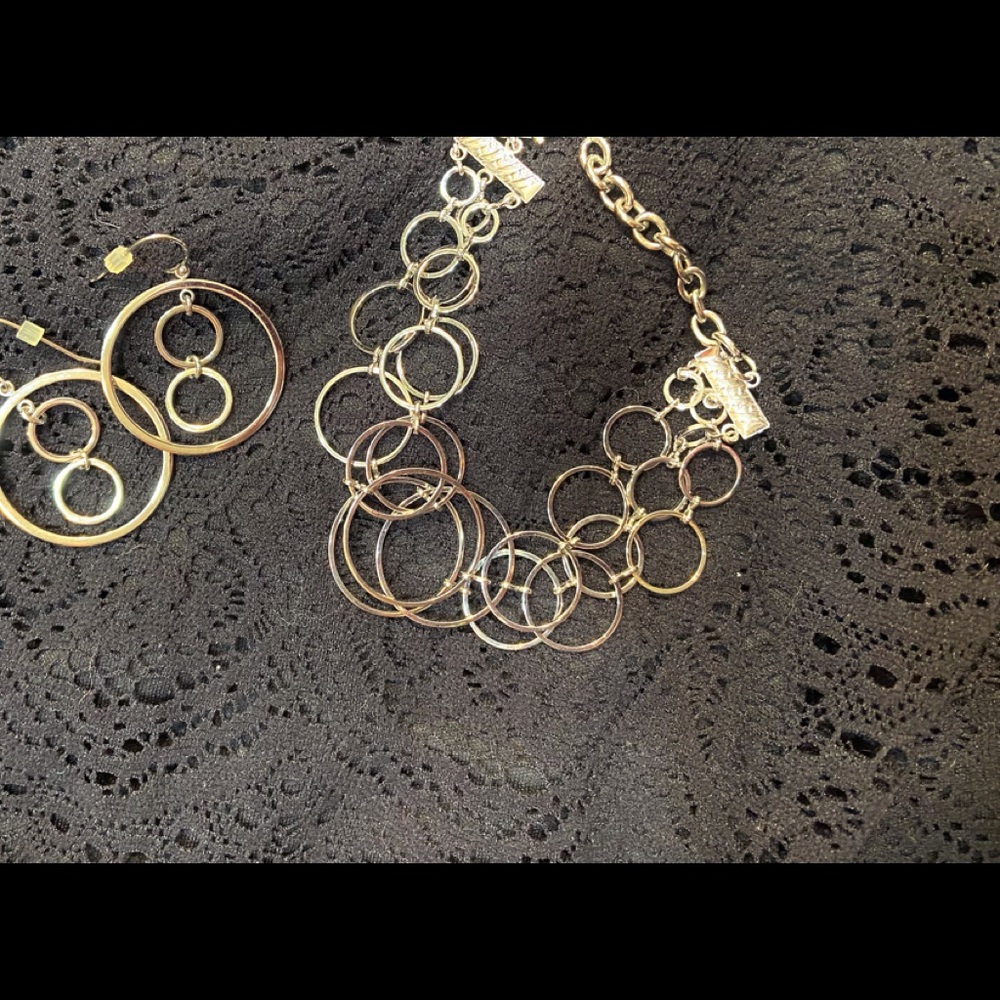 Silver circle style bracelet and matching pierced earrings - Picture 3 of 8